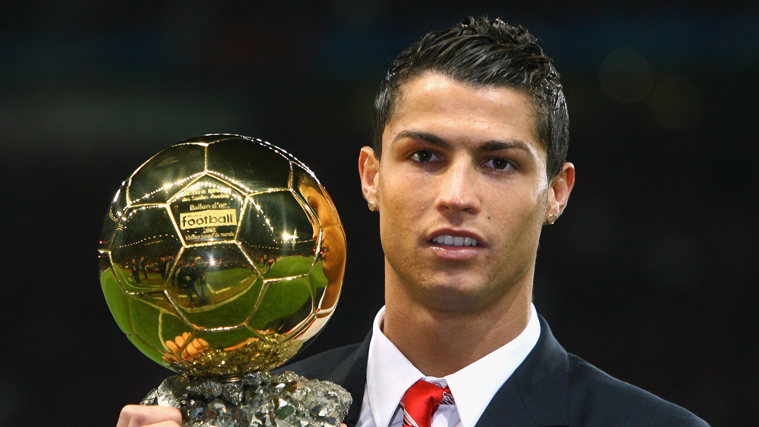 足球“反脚踢球挑战赛” 只允许非惯用脚射门与传球