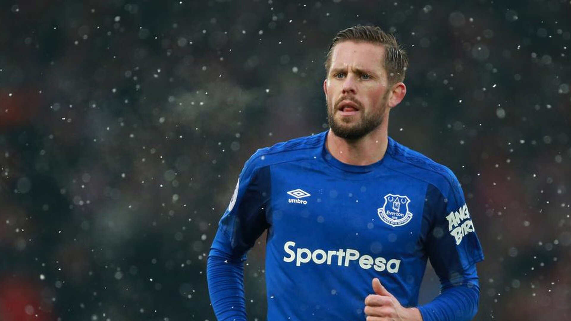 足球“反脚踢球挑战赛” 只允许非惯用脚射门与传球